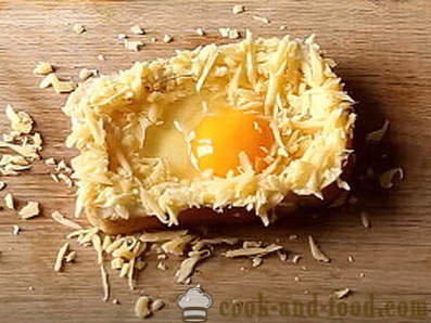 Vruća sendvič s jajima i sirom u pećnici za doručak
