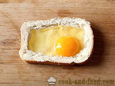 Vruća sendvič s jajima i sirom u pećnici za doručak