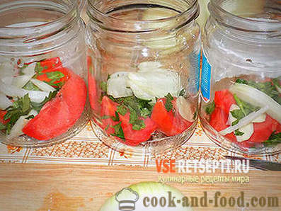 Slatka salata od crvene rajčice u zimi