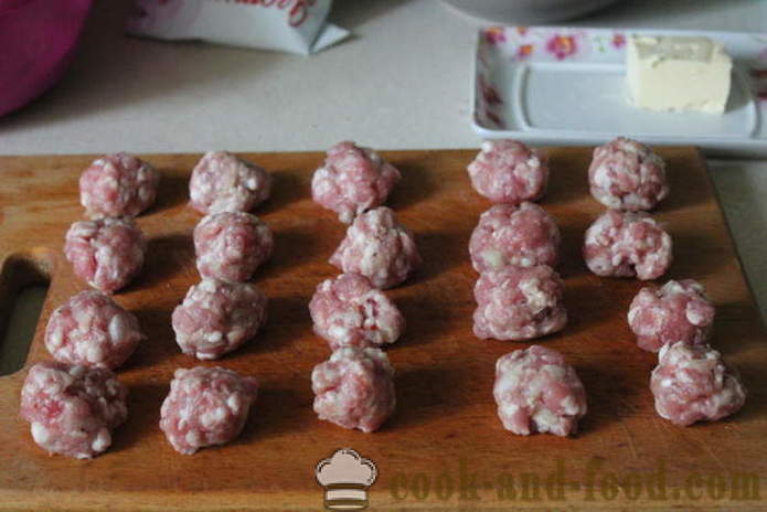 Svinjski mesne okruglice s gljivama i umakom od vrhnja - kako se pripremiti mesne kuglice mljevenog mesa i gljiva, korak po korak recept fotografijama