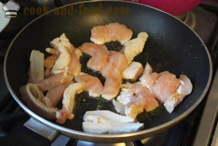 Ukusna govedina stroganoff od pilećih prsa sa kiselim vrhnjem i senfom - Kako napraviti govedina stroganoff od piletine s brašnom, korak po korak recept fotografijama