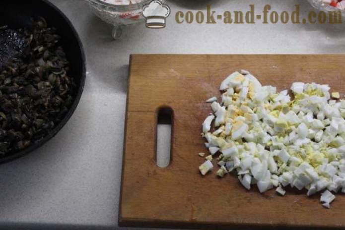 Slojeviti rakovica salata s rižom i gljivama - Kako kuhati rakovica salata s rižom i gljivama, korak po korak recept fotografijama