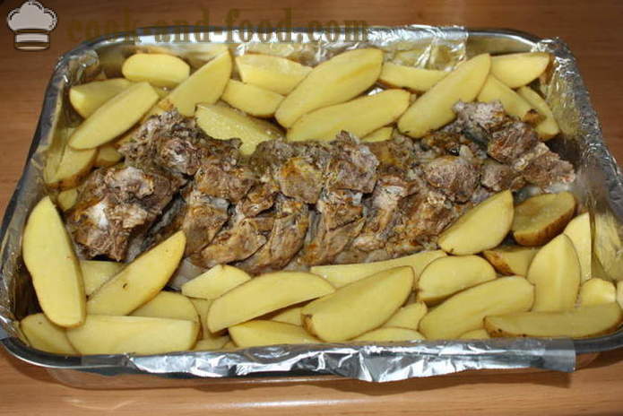 Pečene svinjske rebra s krumpirom u pećnici - kao pečeni krumpir s pancetom, korak po korak recept fotografijama