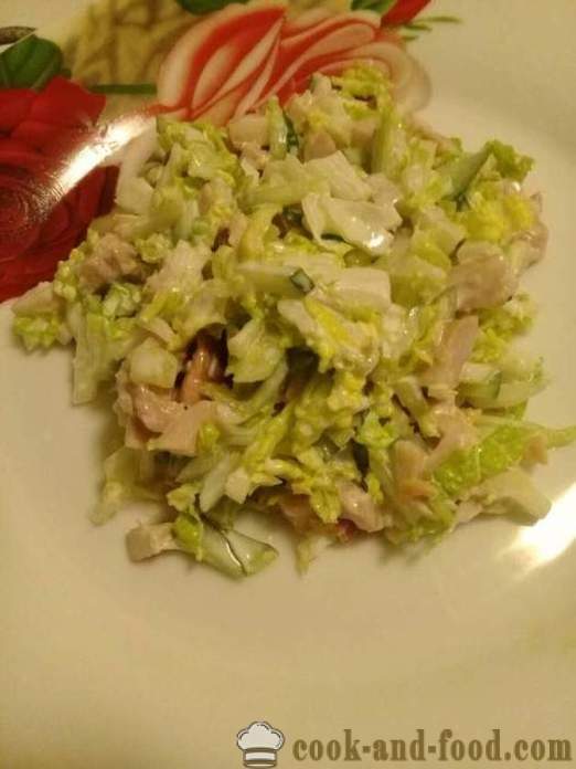 Svježa salata s piletinom - kako se pripremiti salatu sa dimljenom piletinom, kineski kupus i krastavac, s korak po korak recept fotografijama