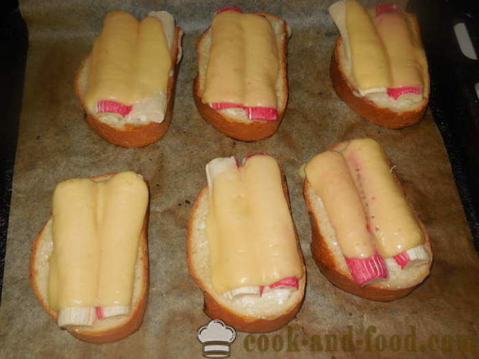 Vrući sendviči sa sirom i rakovima štapovima - Kako napraviti tople sendviče u pećnici, s korak po korak recept fotografijama