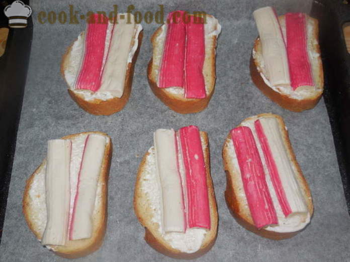 Vrući sendviči sa sirom i rakovima štapovima - Kako napraviti tople sendviče u pećnici, s korak po korak recept fotografijama