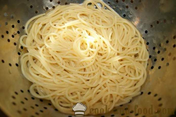 Špageti čudovište - lagana i ukusna topla jela za Halloween s rukama, korak po korak recept fotografijama