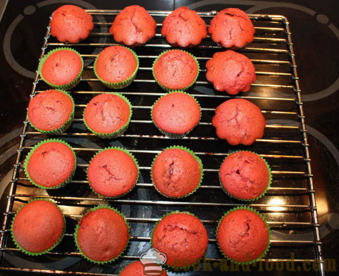 Crveni i bijeli cupcakes - kako napraviti krafni kod kuće, korak po korak recept fotografijama