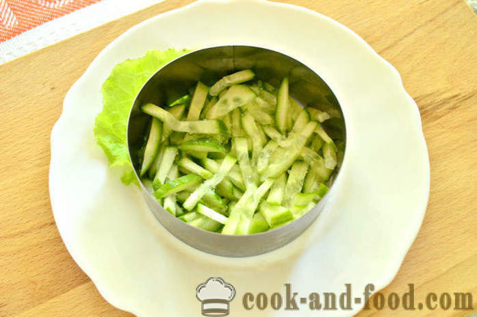 Slojevito salata s kukuruza i rakova štapova u serijama - kako se pripremaju slojevitu salata u prstenu, uz korak po korak receptu fotografija