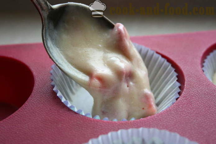Domaći kolačići na jogurt s jagodama - Kako kuhati muffine u silikonskim kalupima, korak po korak recept fotografijama