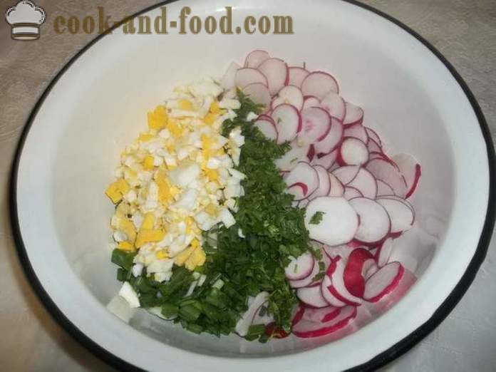 Ukusna salata od rotkvica sa jajima i zelenom luk - kako pripremiti salatu od rotkvica, korak po korak recept fotografijama