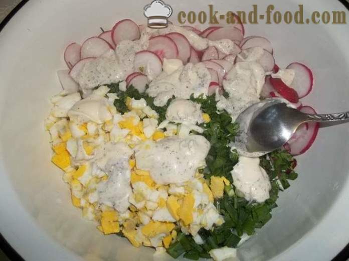 Ukusna salata od rotkvica sa jajima i zelenom luk - kako pripremiti salatu od rotkvica, korak po korak recept fotografijama
