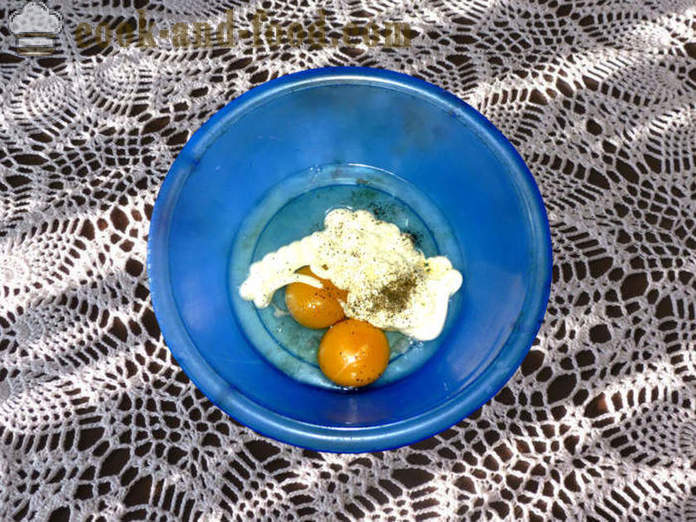 Salata sa prženim jajima i kobasicama i kiselim vrhnjem - kako se pripremiti salatu s omlet, korak po korak recept fotografijama
