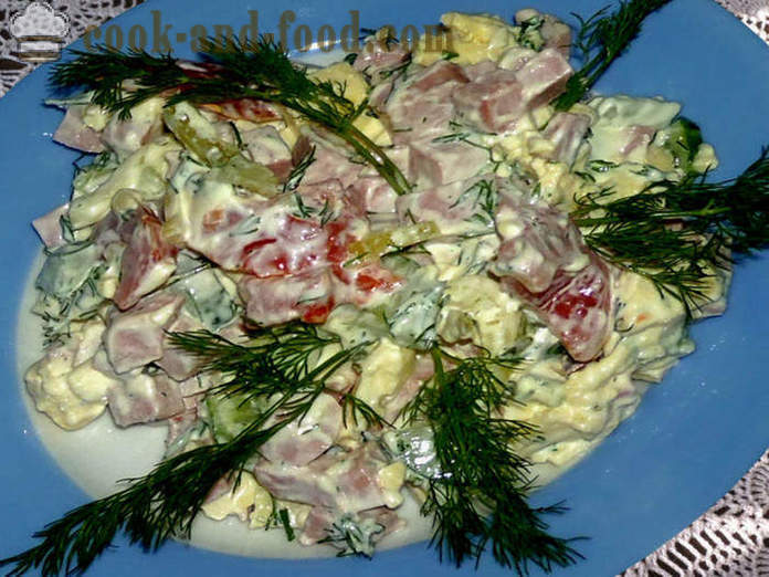 Salata sa prženim jajima i kobasicama i kiselim vrhnjem - kako se pripremiti salatu s omlet, korak po korak recept fotografijama