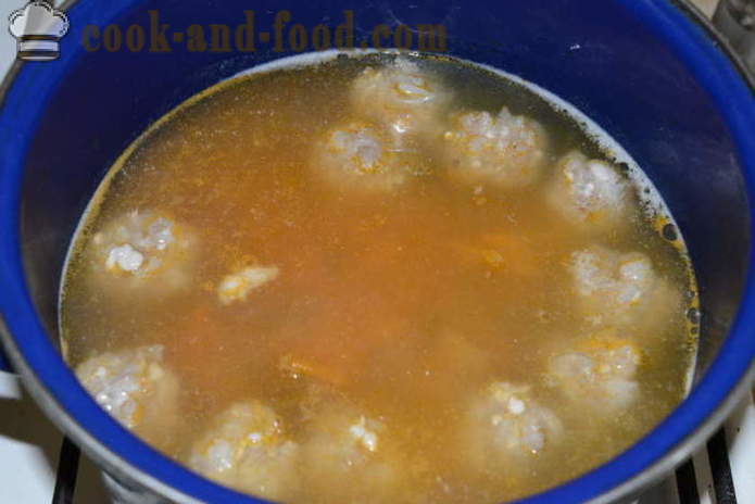 Krumpir juha sa smrznutim mesne okruglice i kiseli krastavci - Kako kuhati krumpir juha s meatballs, s korak po korak recept fotografijama