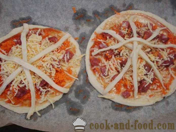 Mini pizza od lisnatog tijesta s kobasicom i sirom - Kako napraviti mini-pizza lisnato tijesto, s korak po korak recept fotografijama