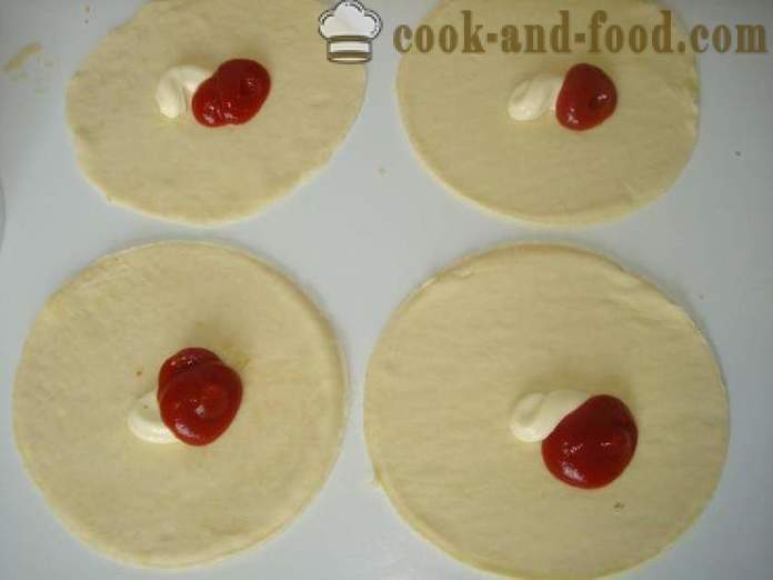 Mini pizza od lisnatog tijesta s kobasicom i sirom - Kako napraviti mini-pizza lisnato tijesto, s korak po korak recept fotografijama