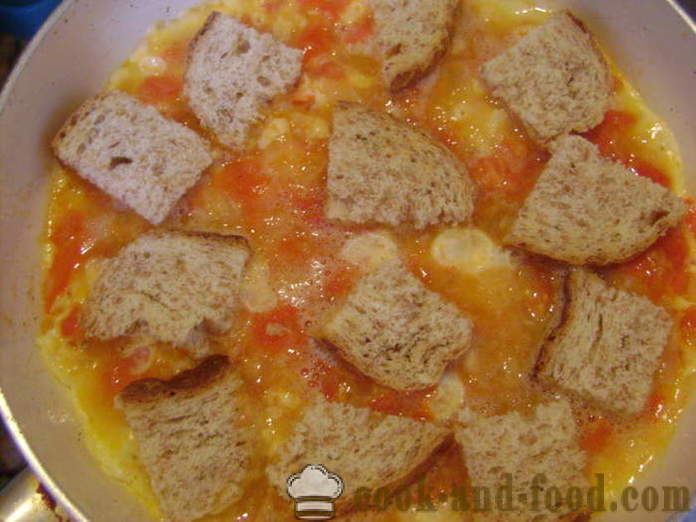 Izokrenut na talijanskom - kako kuhati kajgana s rajčicom, sirom i kruhom, s korak po korak recept fotografijama