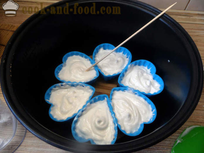 Biskvit u silikonske kalupe s mliječi i bobica - kako kuhati kekse u konzervama, korak po korak recept fotografijama
