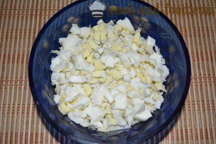 Salata od kineski kupus sa dimljenom kobasicom, paprike i konzervirana kukuruza - kako se pripremiti salatu od kineski kupus s kukuruzom i kobasica, korak po korak recept fotografijama