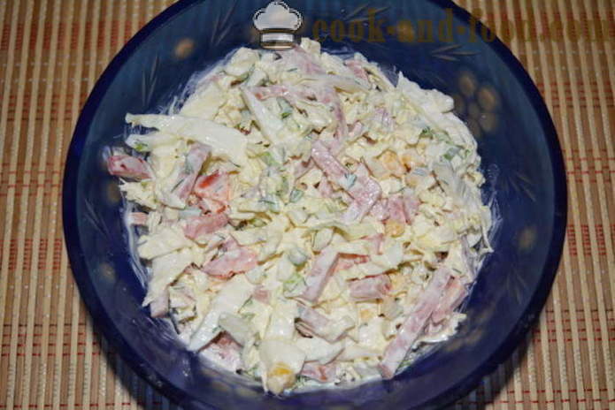 Salata od kineski kupus sa dimljenom kobasicom, paprike i konzervirana kukuruza - kako se pripremiti salatu od kineski kupus s kukuruzom i kobasica, korak po korak recept fotografijama
