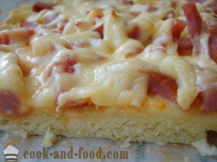 Domaće pizzu s kobasicama i sirom u pećnici - kako napraviti pizza kod kuće, korak po korak recept fotografijama