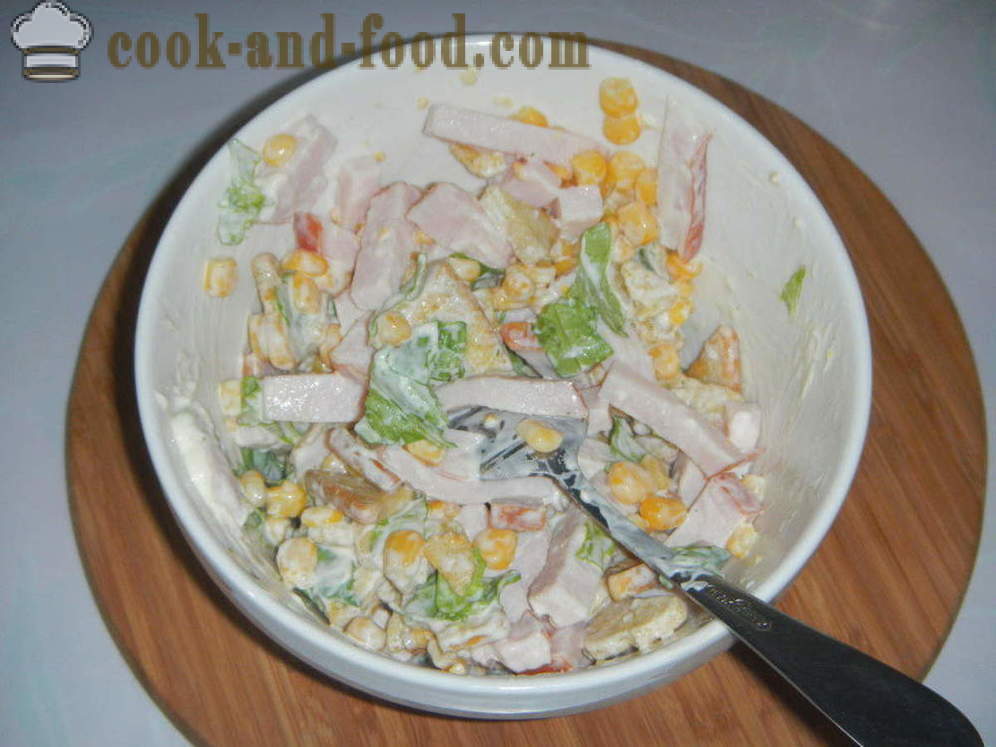 Ukusna salata s croutons i kukuruza - kako se pripremiti salatu s croutons i kukuruza brzo, korak po korak recept fotografijama