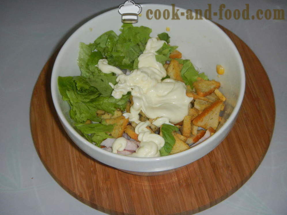 Ukusna salata s croutons i kukuruza - kako se pripremiti salatu s croutons i kukuruza brzo, korak po korak recept fotografijama
