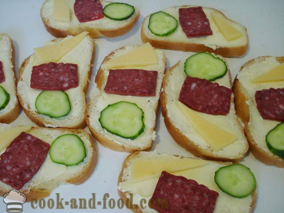 Sendviči s kobasicama, sirom i krastavcima - Kako napraviti sendvič s kobasicom i sirom, s korak po korak recept fotografijama