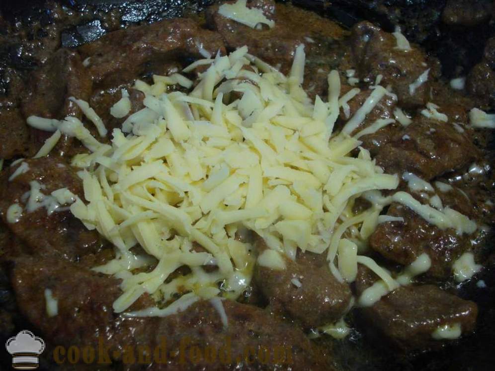Goveđa jetra pirjani u umaku od vrhnja sa sirom - Kako kuhati govedina jetra u kiselo vrhnje, korak po korak recept fotografijama