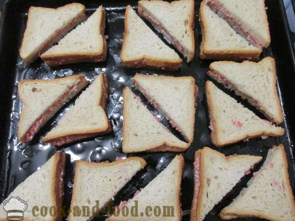 Vruće sendviče u pećnici s kobasicama i sirom - Kako napraviti tople sendviče u pećnici, s korak po korak recept fotografijama