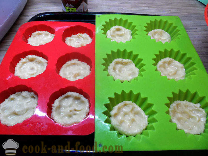 Jednostavni kolače na jogurt ili kiselo vrhnje s griz - Kako napraviti cupcakes u konzervama, korak po korak recept fotografijama