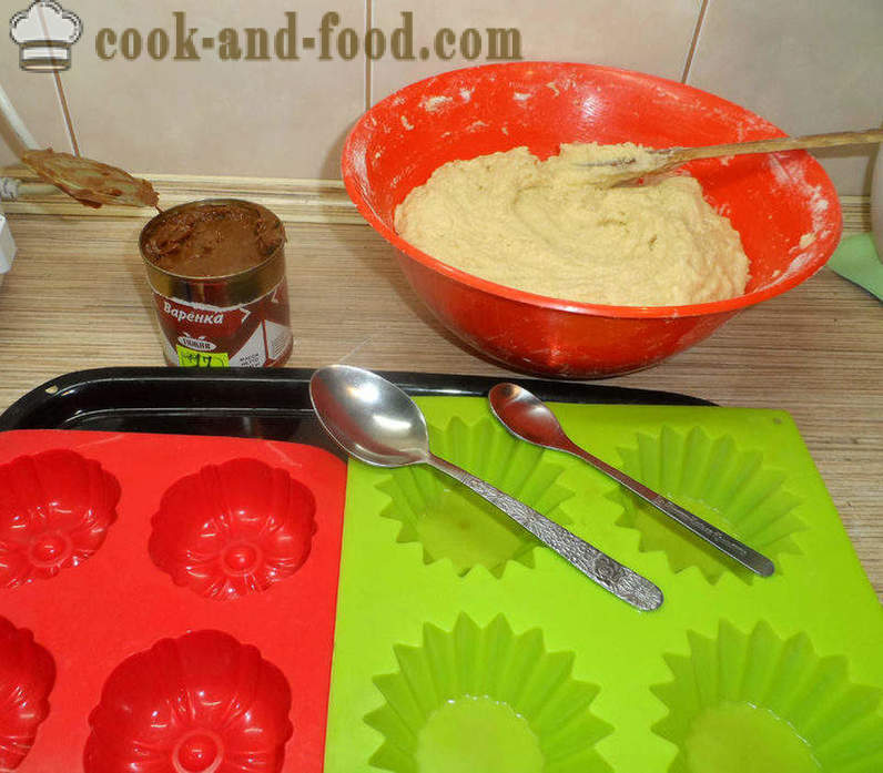 Jednostavni kolače na jogurt ili kiselo vrhnje s griz - Kako napraviti cupcakes u konzervama, korak po korak recept fotografijama
