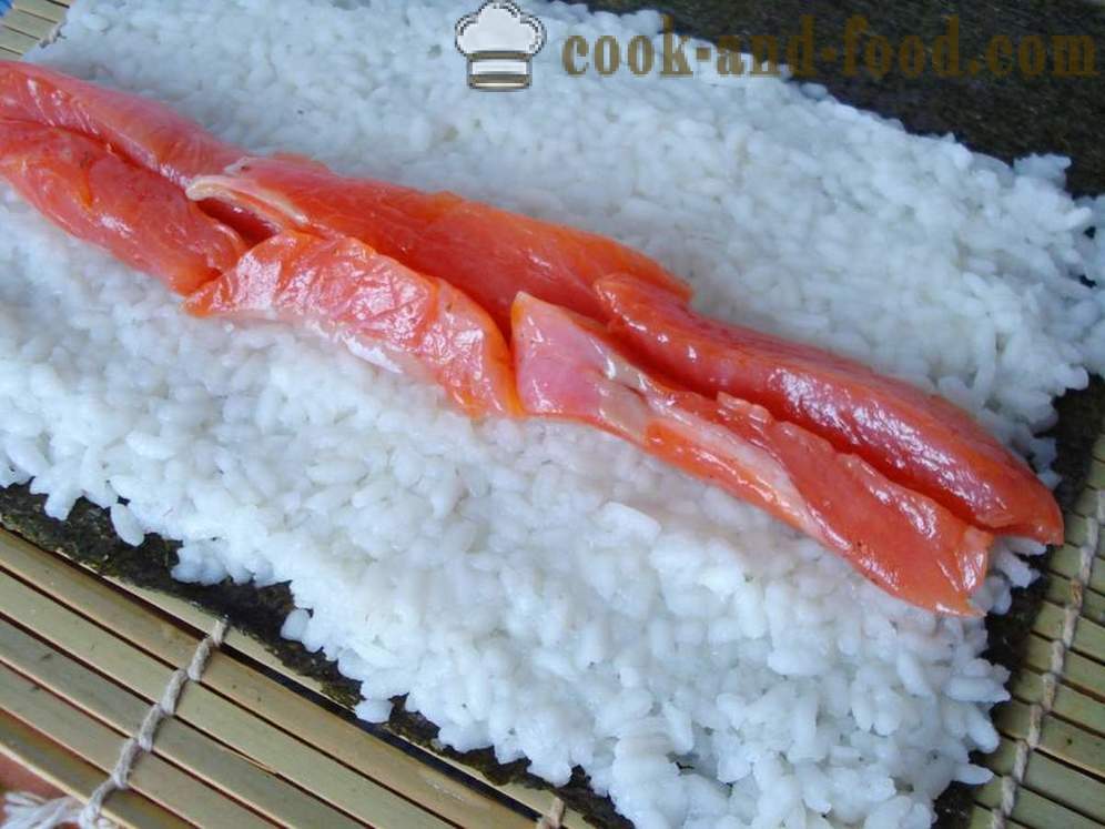 Sushi role s rižom i crvene ribe - kako kuhati Sushi role kod kuće, korak po korak recept fotografijama