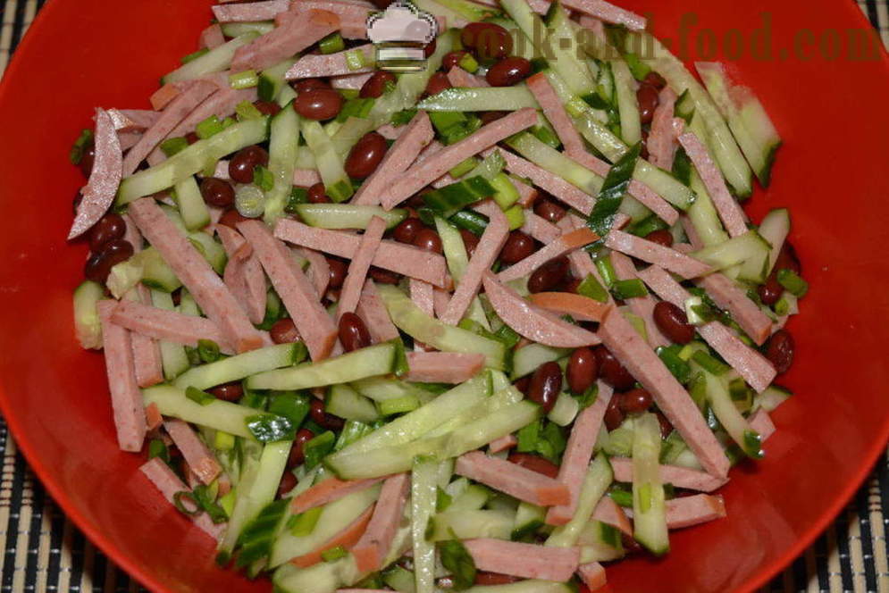 Salata sa crvenim grahom i konzervirano kobasica - kako se pripremiti salatu s grahom i dimljene kobasice, korak po korak recept fotografijama