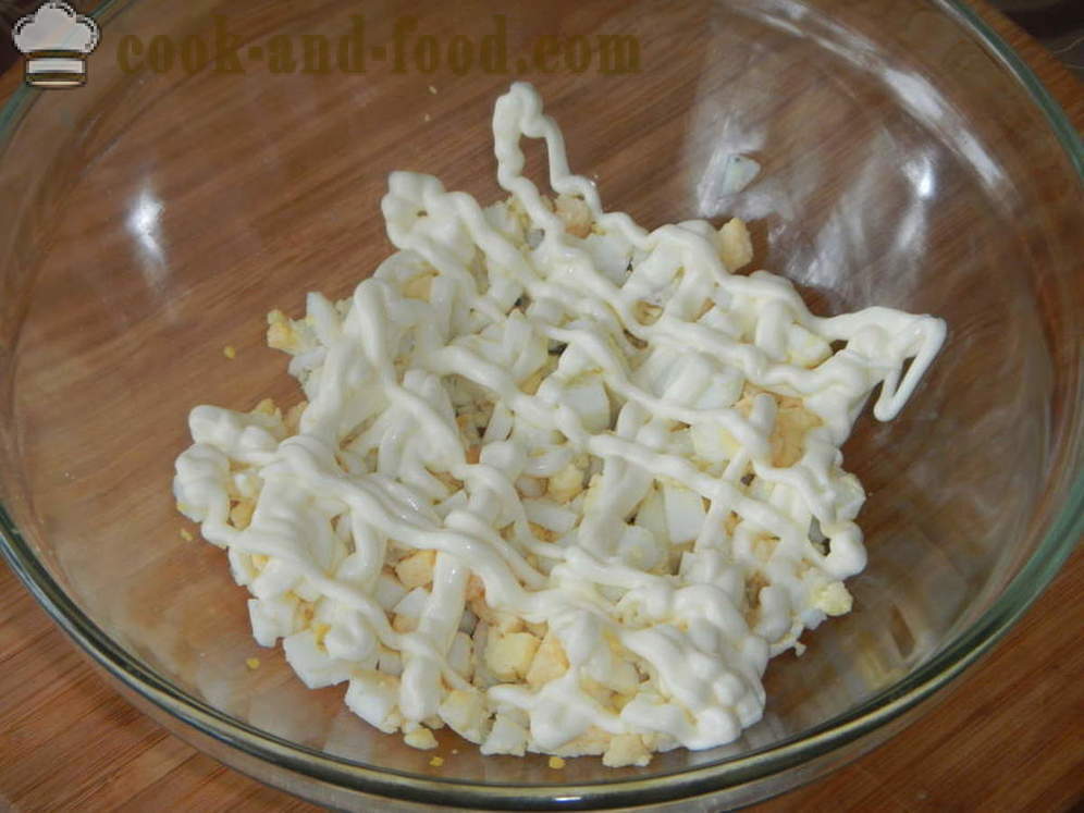 Salata slojevi: piletina, gljive, sir i jaja - kako nokautirati salatu slojeva, korak po korak recept fotografijama