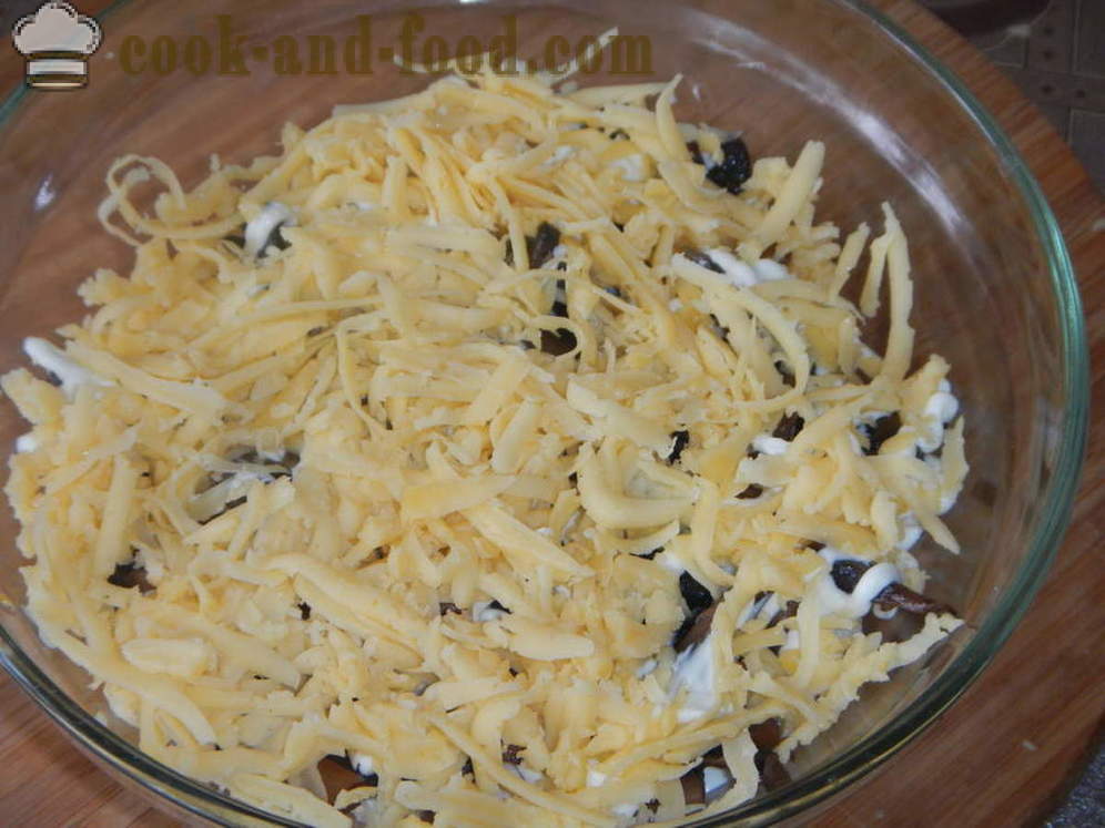 Salata slojevi: piletina, gljive, sir i jaja - kako nokautirati salatu slojeva, korak po korak recept fotografijama