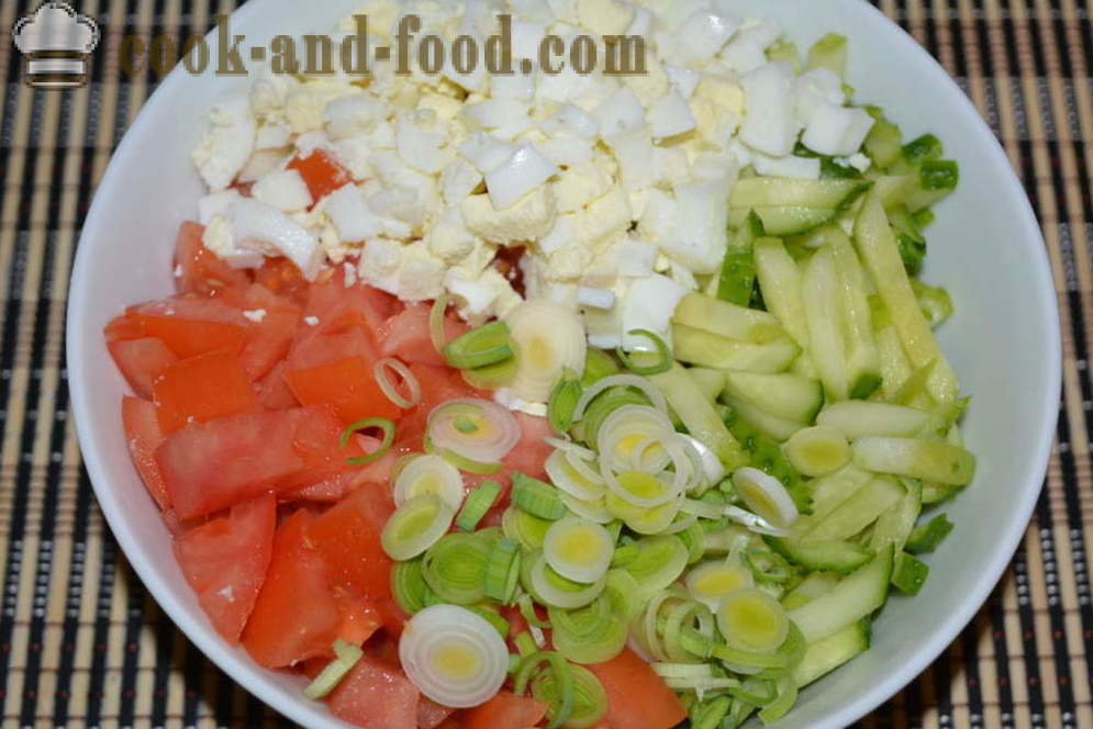 Jednostavna salata od svježih krastavaca i rajčica s jajima i poriluka - Kako kuhati povrće, salata s majonezom, korak po korak recept fotografijama