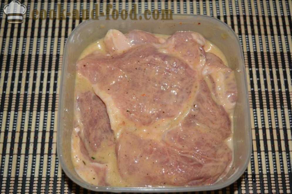 Svinjetina pečena u pećnici s gljivama i sirom - poput svinjskog pečenja u pećnici, s korak po korak recept fotografijama