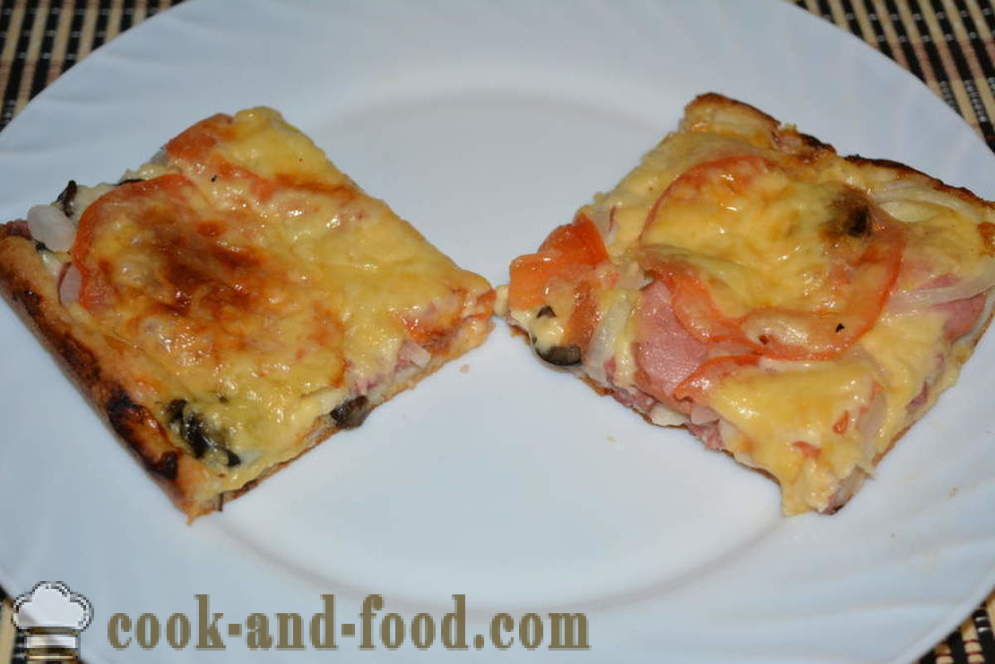 Brza pizza sa vrhnjem i majonezom umaku s kobasicama i gljivama - kako kuhati pizza kod kuće u pećnici, s korak po korak recept fotografijama