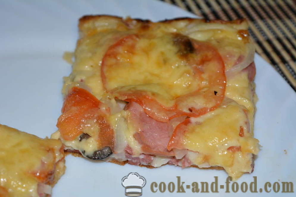 Brza pizza sa vrhnjem i majonezom umaku s kobasicama i gljivama - kako kuhati pizza kod kuće u pećnici, s korak po korak recept fotografijama