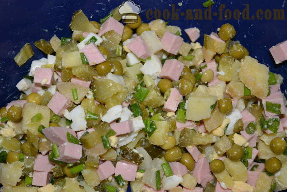 Salata s kobasicama i krastavcima - kako napraviti salatu s kobasicama, korak po korak recept fotografijama