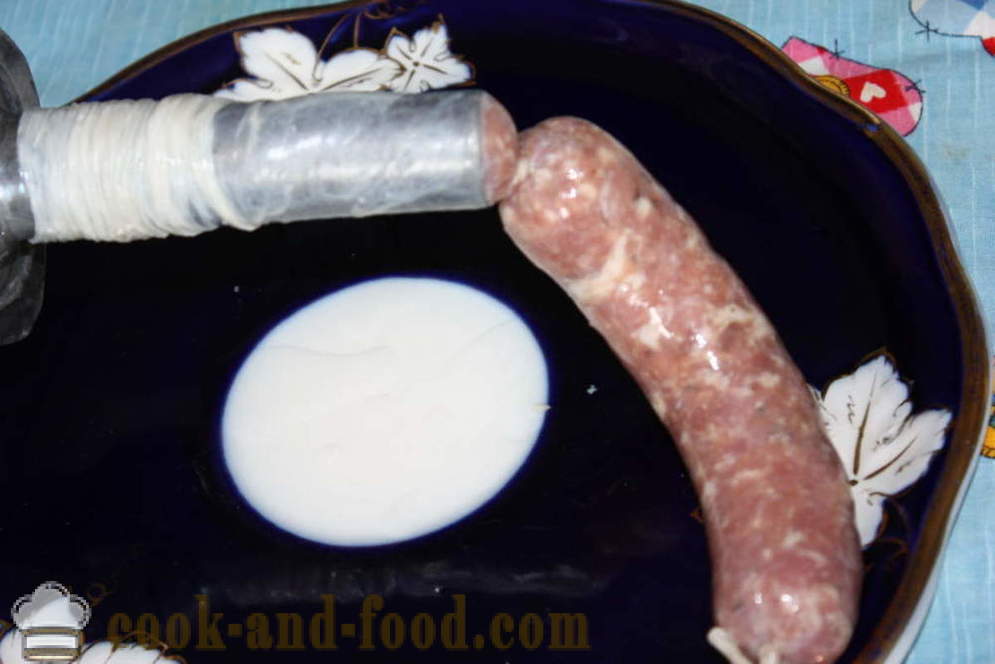 Domaće kobasice kupaty u crijevima u mljevenje mesa
