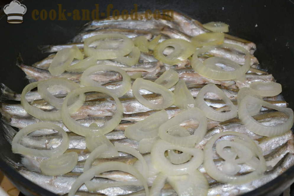 Capelin gulaš s lukom u tavi - i ukusna capelin kuhati u tavi, korak po korak recept fotografijama