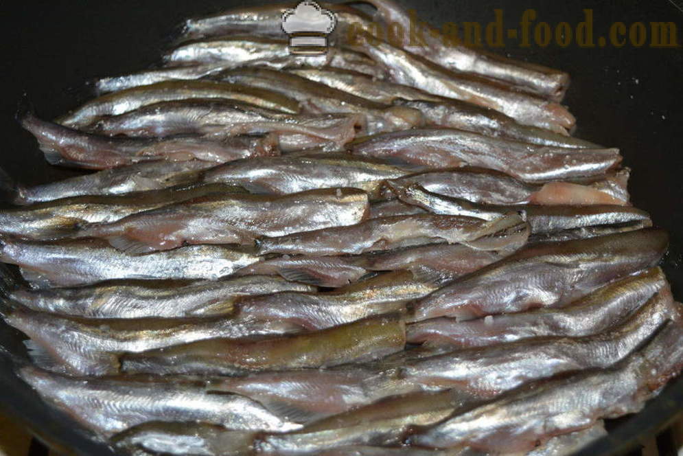 Capelin gulaš s lukom u tavi - i ukusna capelin kuhati u tavi, korak po korak recept fotografijama