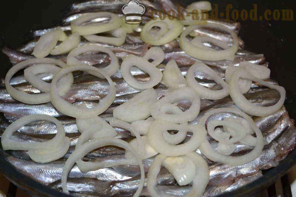 Capelin gulaš s lukom u tavi - i ukusna capelin kuhati u tavi, korak po korak recept fotografijama