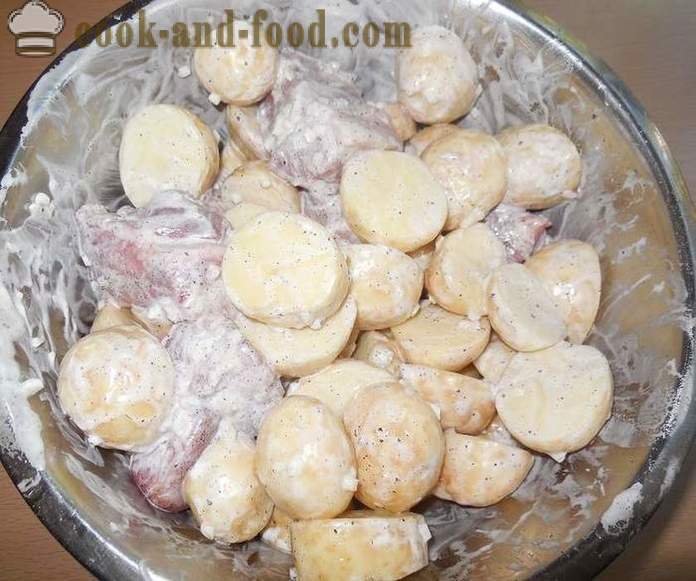 Ukusna mladi krumpir pečeni u pećnici uz meso - kao ukusni pečeni mladi krumpir u rupu, recept sa slikama, korak po korak