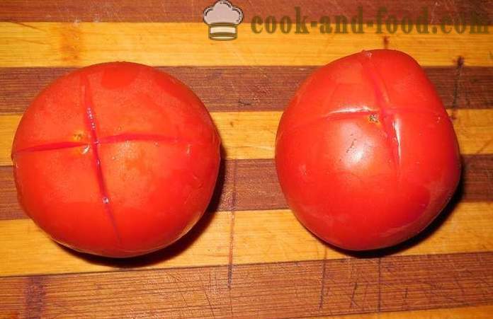 Brzi slani rajčica s češnjakom i začinskim biljem u tavi - recept za ukiseljene rajčice, s fotografijama