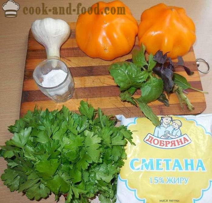 Jednostavna i ukusna salata od svježih rajčica s vrhnjem, češnjakom i bosiljkom - Kako kuhati rajčice salata - recept s fotografijama - korak po korak
