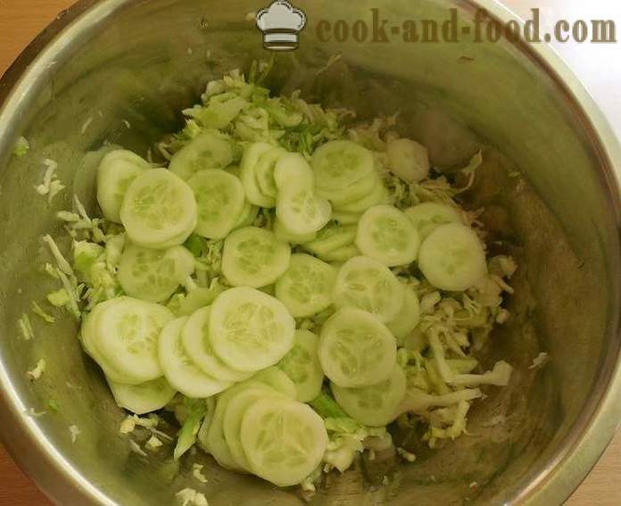 Ukusna salata od mladog kupusa i krastavaca s octom i suncokretovo ulje - korak po korak recept fotografijama